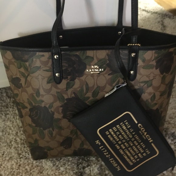 Coach Handbags - Authentic Coach Reversal City Tote 🌺🖤